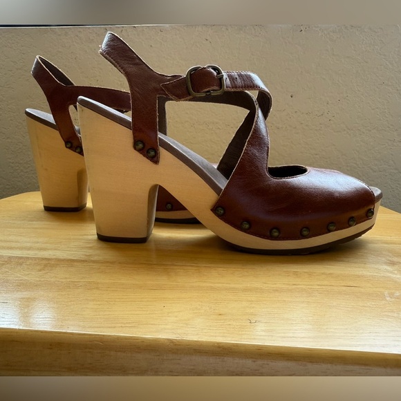 UGG Shoes - NWOT UGG Brown Leather Nadia Studded Clog Sandal Heels in Size 9